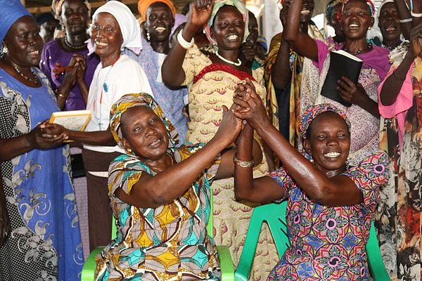 Les deux Elizabeth lors d'un atelier de réconciliation qu'elles ont dirigé. Photo : Silvano Yokwe