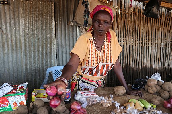Elizabeth Deng à son stand de marché. Photo : Silvano Yokwe