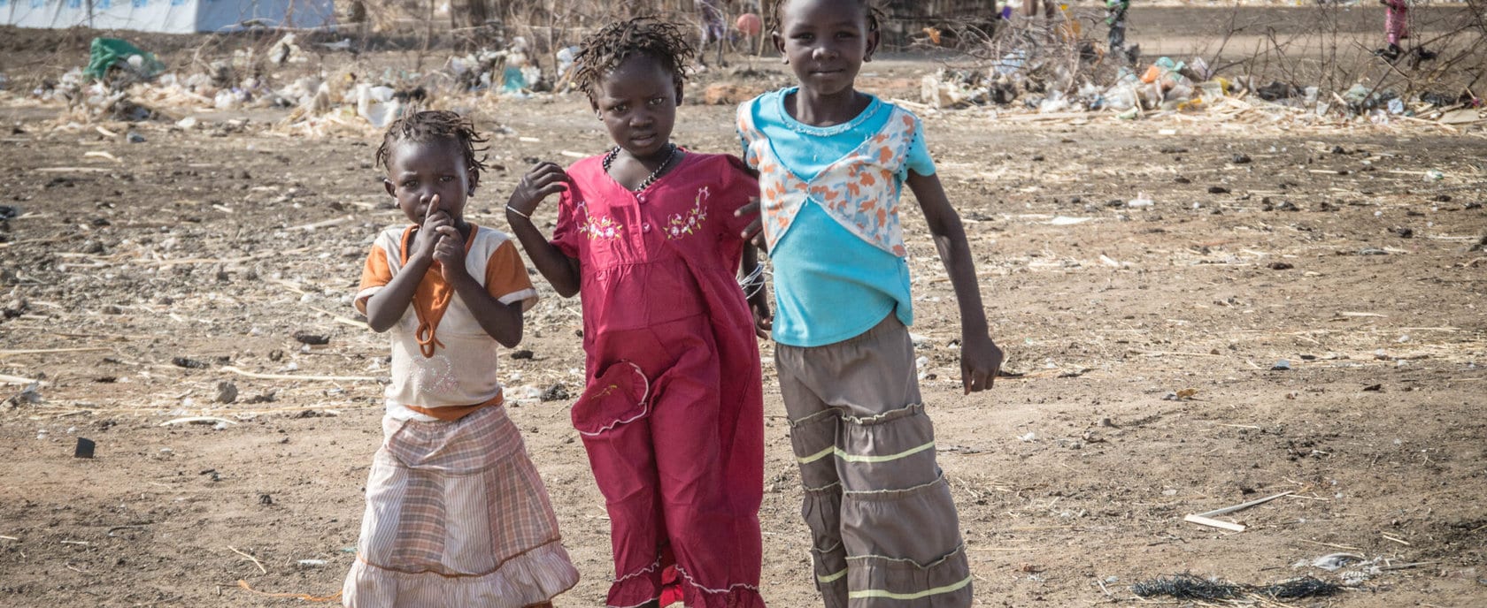 Niños en el campo de refugiados de las afueras de Renk