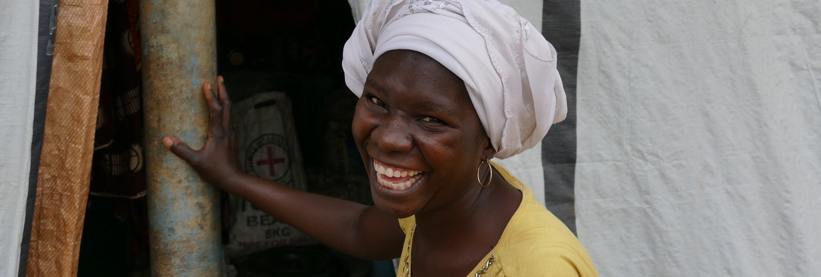 mujer riendo en el campamento de la fundación stefanos idp en bukuru en