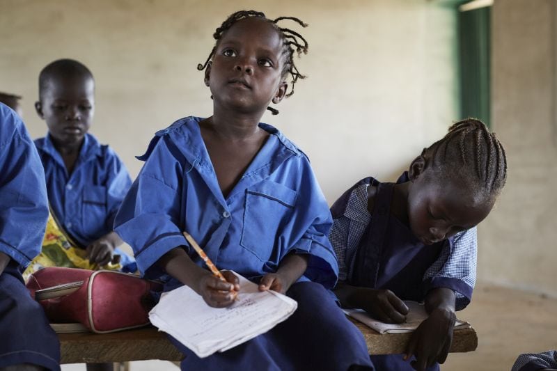 des écoliers au village interreligieux de la paix de gurku. 2017, gurku