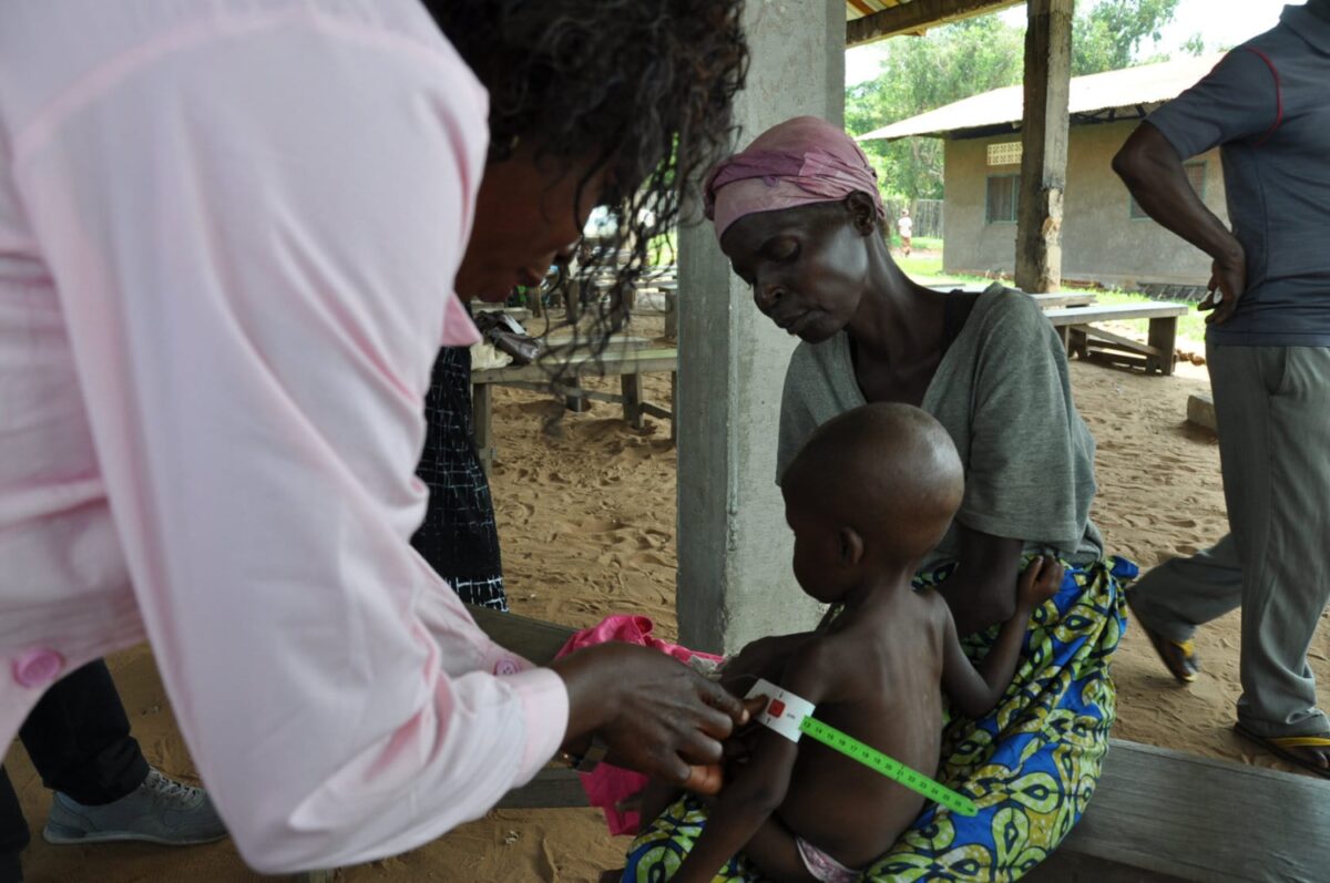 Examen médico de un niño en el centro CEK de Kasongo Lunda (RD del Congo)