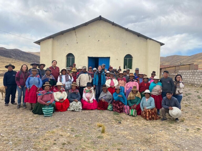 Gente en Totorani frente a la iglesia