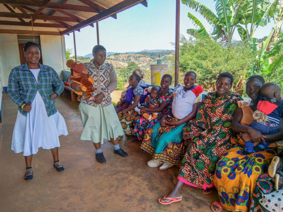 Krankenschwestern und Patientinnen im Spital in Isoko. Foto Luzia Illiger