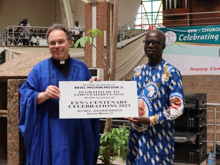 100 años de EYN: Jochen Kirsch y Joel Billi en Abuja. Foto Yakubu Joseph