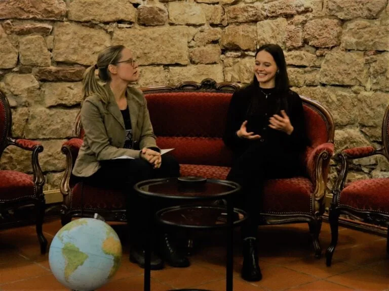 Alexandra Flury-Schölch y Salome Hengartner en el acto "El mundo en el sofá", organizado por Mission 21 en marzo de 2023. foto Laila Danz