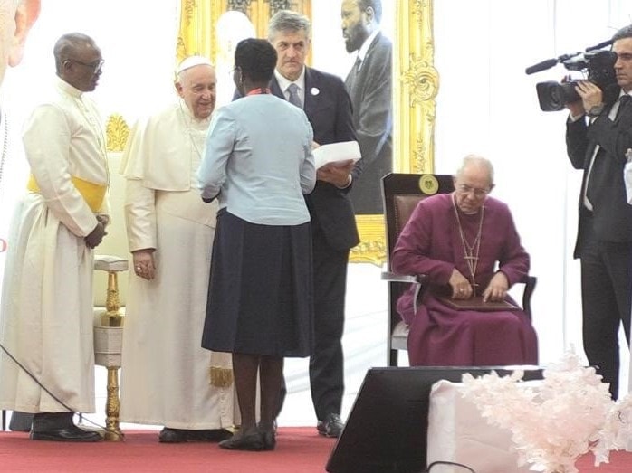La coordinatrice de Mission 21 Florence Hakim accueille le pape à Juba, février 2023