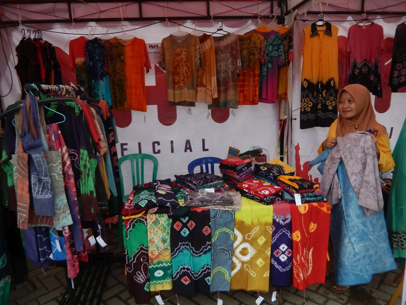 Member of the cooperative Borneo Braid with self-dyed fabrics