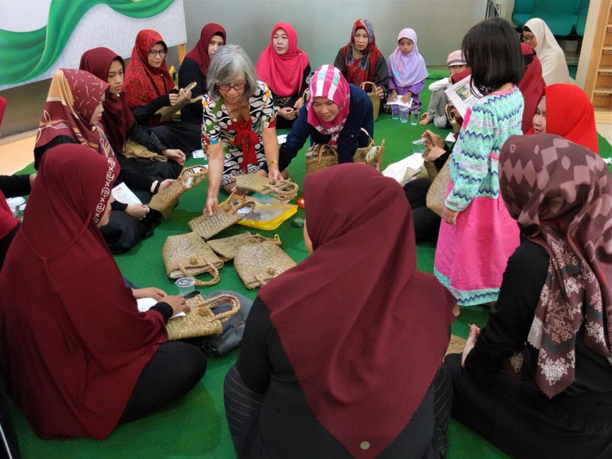 Mujeres de la cooperativa Borneo Braid, en Indonesia.