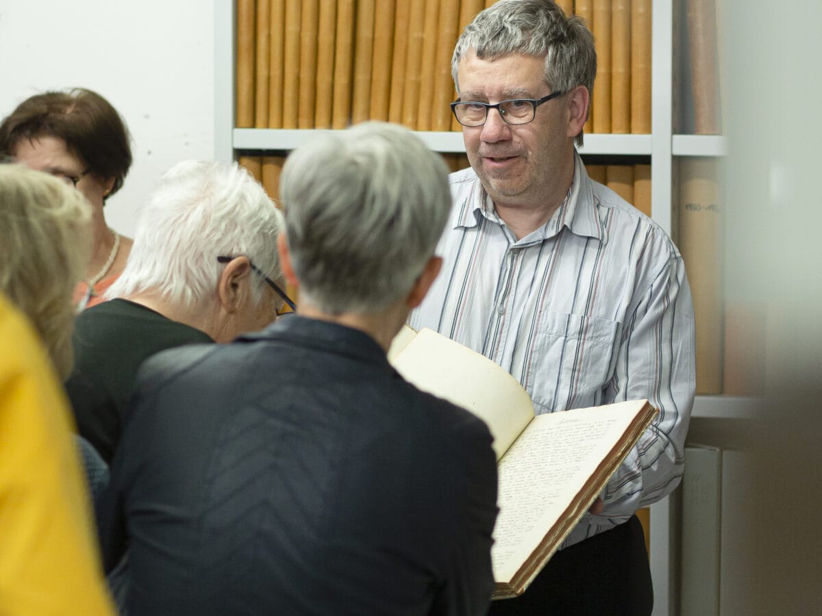 patrick moser lors de la visite des archives