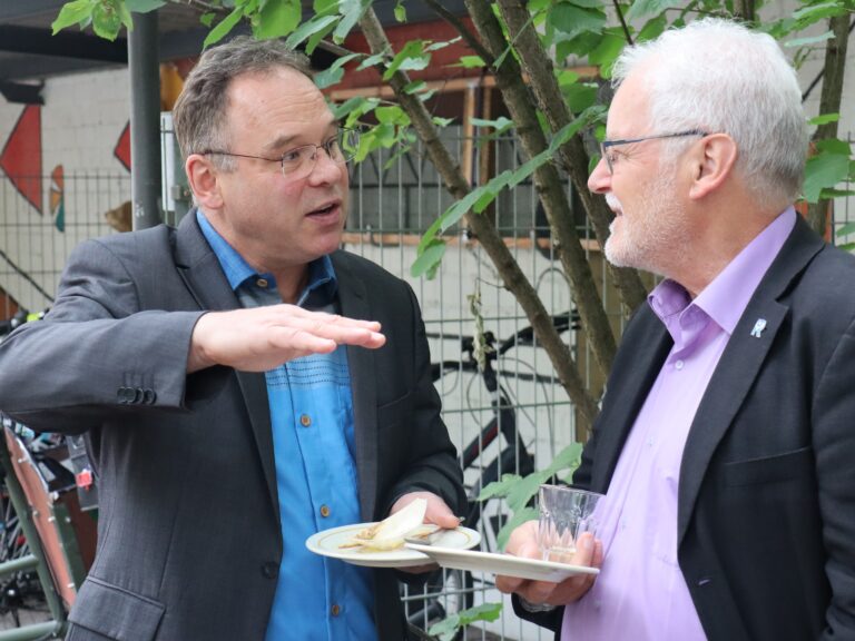 Jochen Kirsch, directeur de Mission 21, en discussion avec Ueli Burkhalter (à droite), président de l'Assemblée continentale européenne. Photo : Christoph Rácz/Mission 21