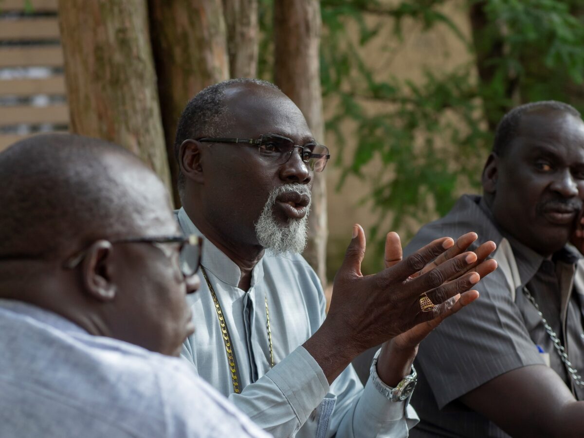 Bischof Dr. Arkanjelo Wani Lemi beim Mediengespräch im Park von Mission 21 in Basel.