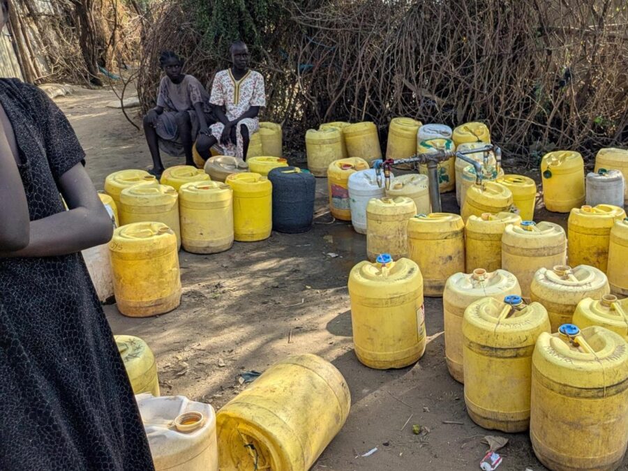 bidones de agua vacíos y tubería de agua campamento kakuma 202601